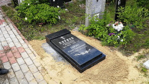 Элементы памятника легко монтируются на ровное основание