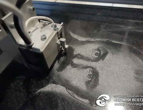 Нанесение портрета на памятник и установка в начале зимы  + видео работы